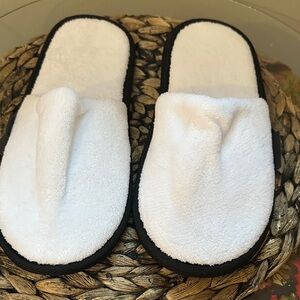 United Airlines Terry Velour Slippers – One Size – White – Never Worn